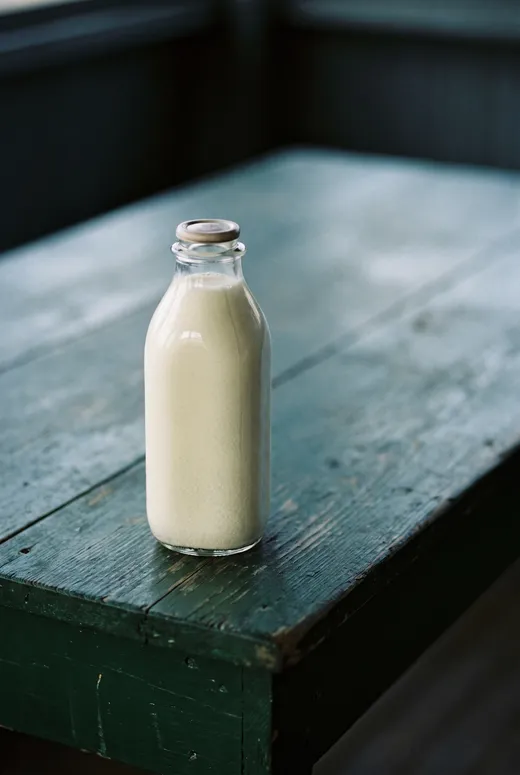Bouteille de lait cru sur une table en bois